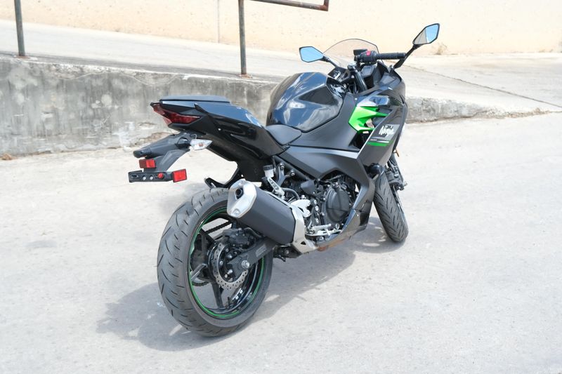2023 Kawasaki NINJA 400 ABS METALLIC CARBON GRAY AND METALLIC MATTE CARBON GRAY Image 3