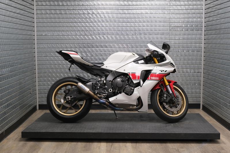 USED 2022 YAMAHA YZF-R1 Image 2