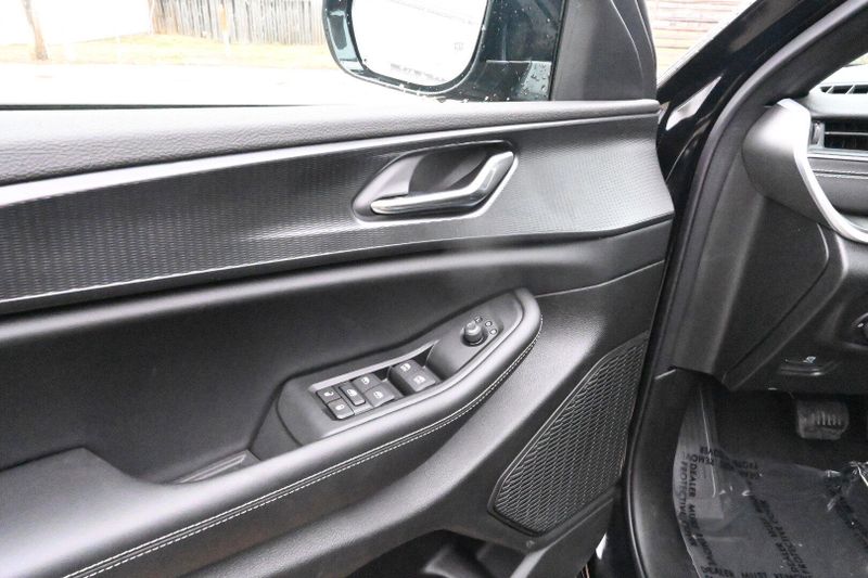 2025 Jeep Grand Cherokee Altitude XImage 17