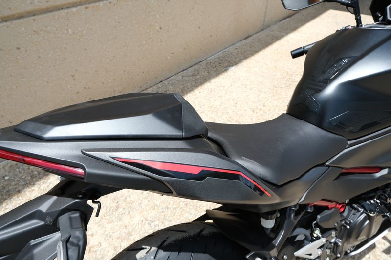 2024 Kawasaki Z500 SE ABS CANDY PERSIMMON RED AND METALLIC FLAT SPARK BLACK AND METALLIC MATTE GRAPHENESTEEL GRAYImage 14