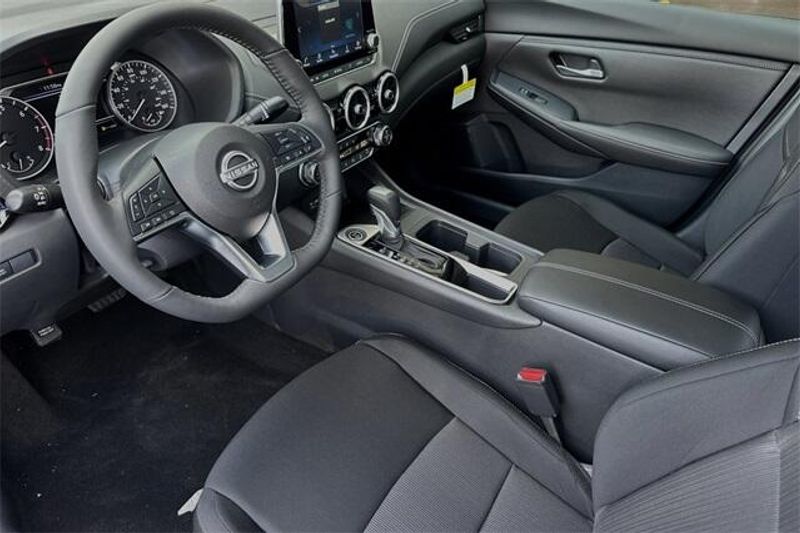 New 2025 Nissan Sentra SVImage 7