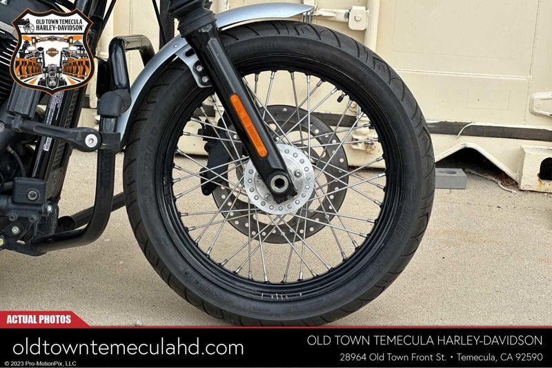 2020 Harley-Davidson Softail in a BRACUDA SLV DNM W/PINSTRIPE exterior color. BMW Motorcycles of Temecula – Southern California (951) 506-6903 bmwmotorcyclesoftemecula.com 