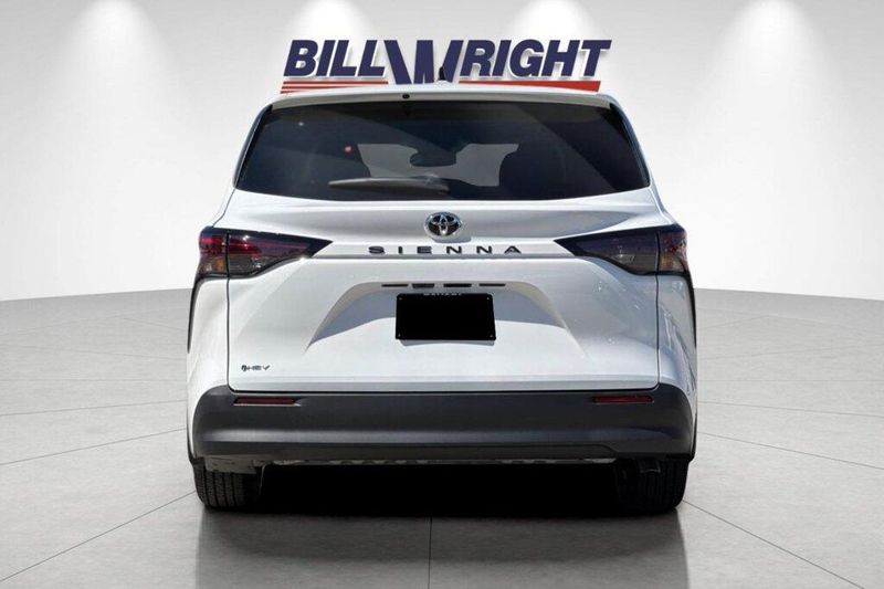 New 2026 Toyota Sienna LEImage 4