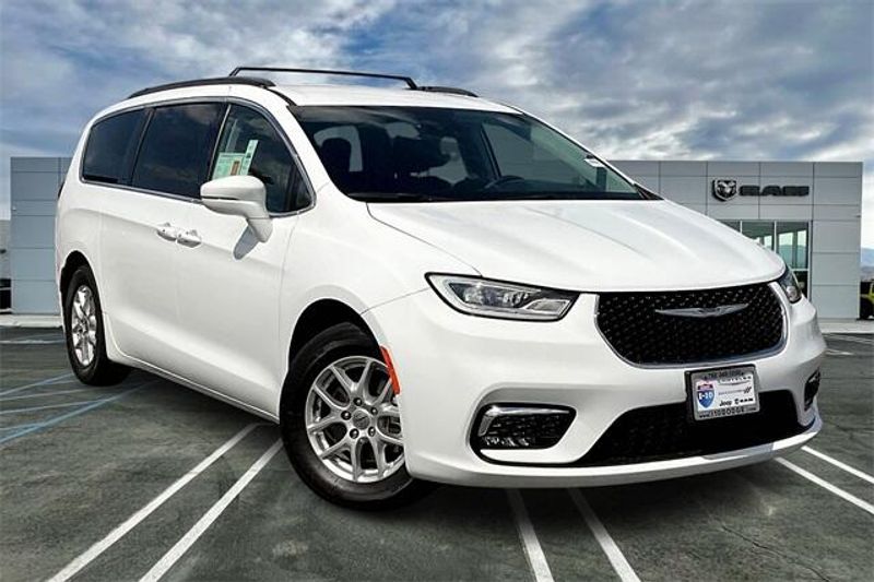 2022 Chrysler Pacifica Touring L photo 11