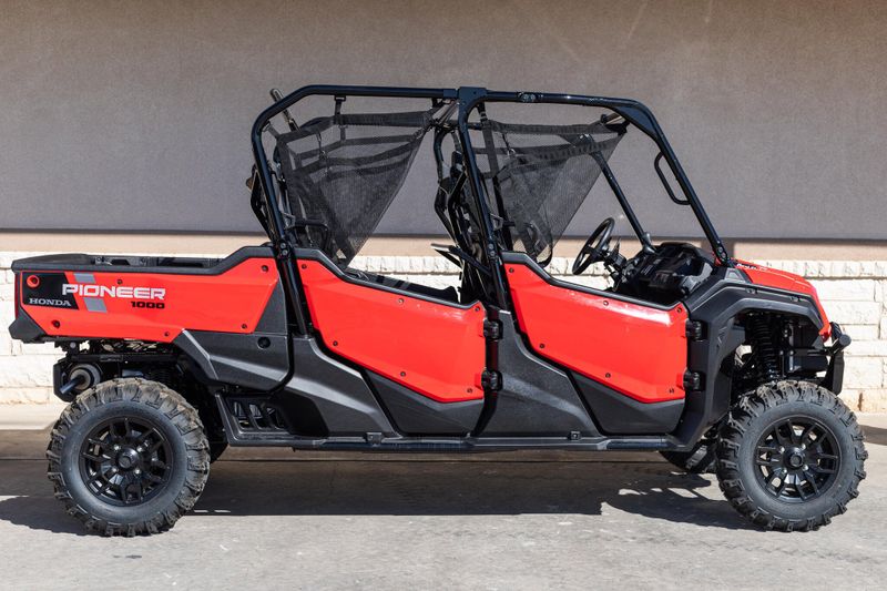 2025 Honda PIONEER 10006 CREW DELUXE HERO RED Image 2