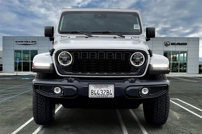 2024 Jeep Gladiator Willys photo 2