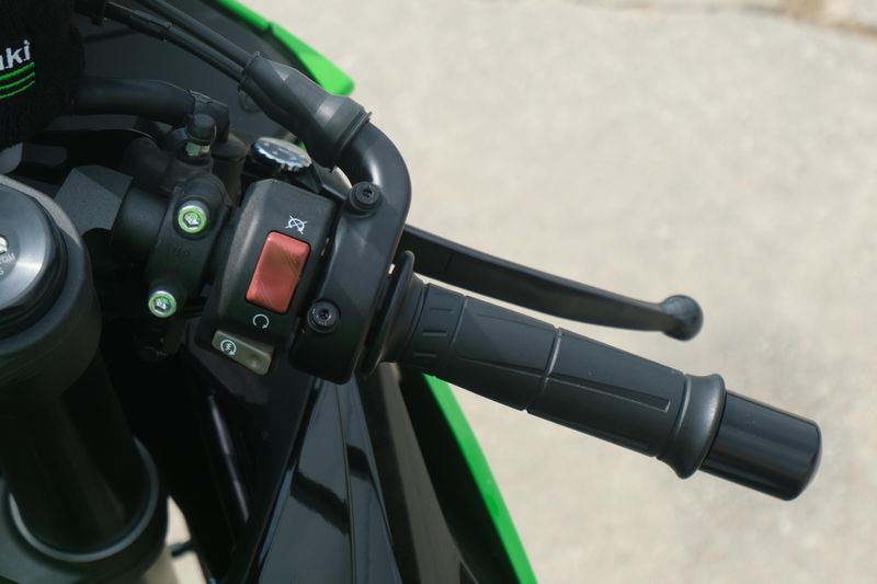 2025 Kawasaki NINJA ZX6R KRT EDITION LIME GREEN AND EBONY AND PEARL BLIZZARD WHITE Image 15