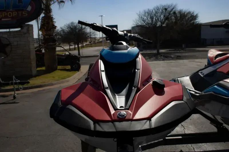 2025 Yamaha JETBLASTER DLX 2UP IMPERIAL RED AND BLACK Image 10