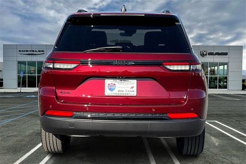 2025 Jeep Grand Cherokee Altitude photo 2
