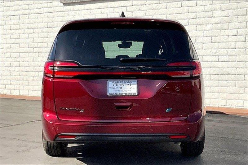 2023 Chrysler Pacifica Plug-in Hybrid Touring LImage 3