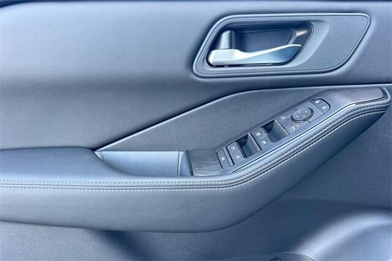 New 2025 Nissan Rogue SVImage 8
