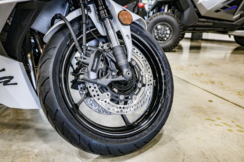 2025 Kawasaki NINJA ZX4RR ABS METALLIC MATTE WHITISH SILVER AND METALLIC FLAT SPARK BLACK Image 6