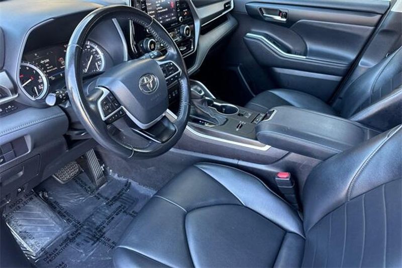 2022 Toyota Highlander XLEImage 8