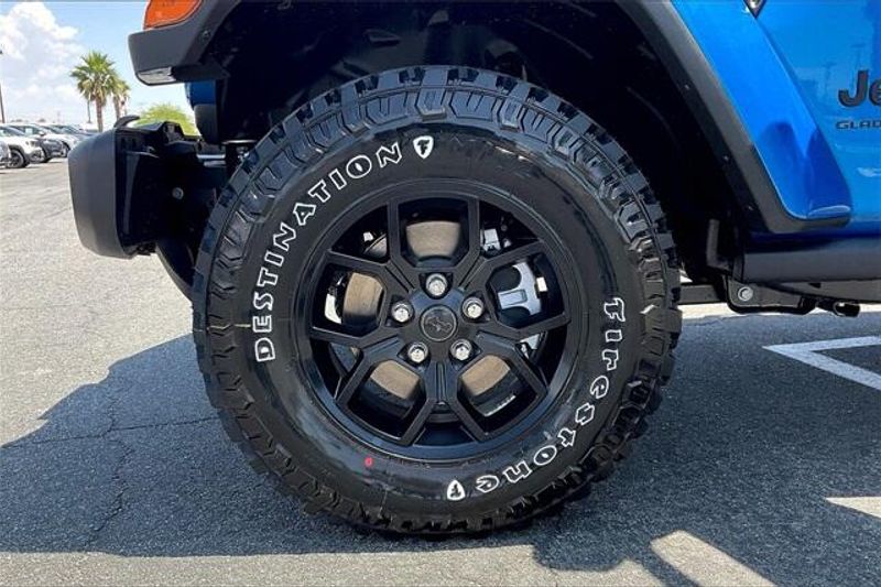 2025 Jeep Gladiator Willys photo 10