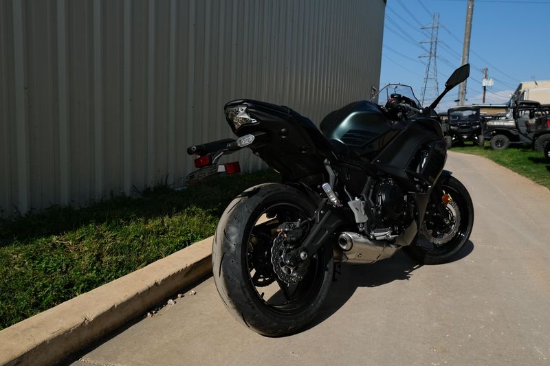 2025 Kawasaki NINJA 650 ABS METALLIC MATTE OLD SCHOOL GREEN AND METALLIC SPARK BLACK Image 4