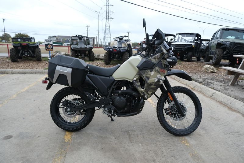 2025 Kawasaki KLR 650 ADVENTURE ABS CYPHER CAMO TAN AND METALLIC MATTE CARBON GRAYImage 15