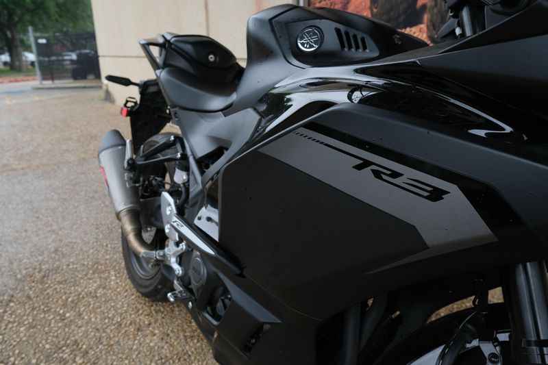2025 Yamaha YZFR3 ABS MATTE STEALTH BLACK Image 2