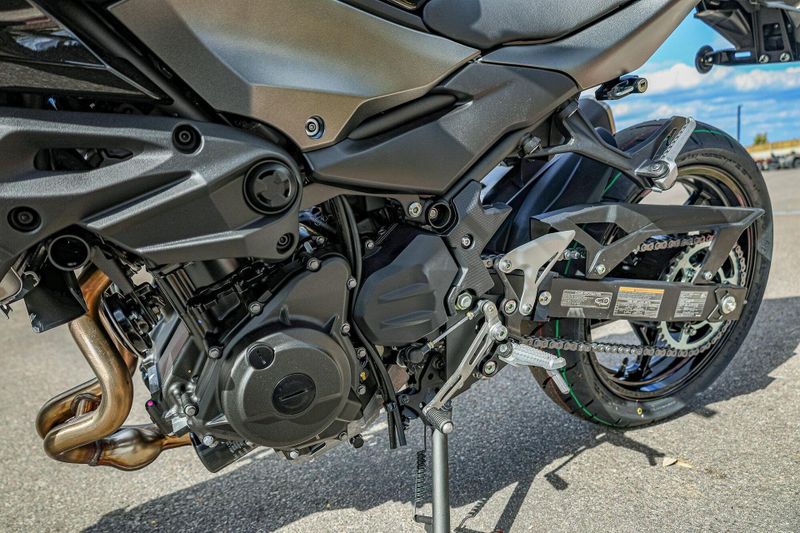 2025 Kawasaki Z500 ABS METALLIC SPARK BLACK AND METALLIC MATTE GRAPHENESTEEL GRAY Image 6
