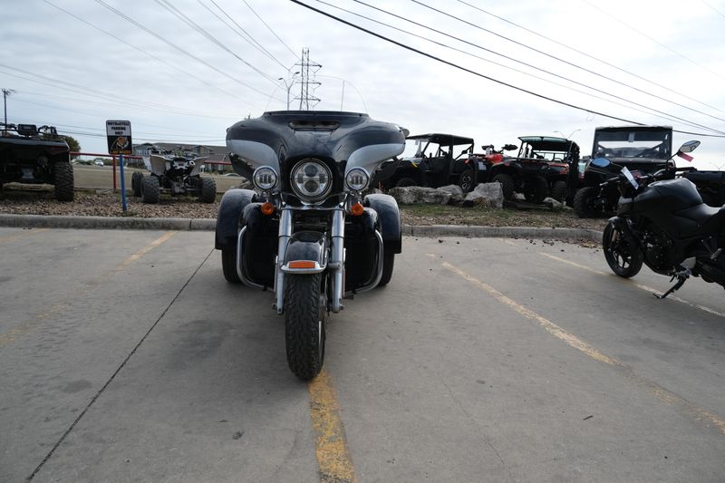 2019 HARLEY TRIKE TRI GLIDE ULTRA in a BLACK exterior color. Family PowerSports (877) 886-1997 familypowersports.com 