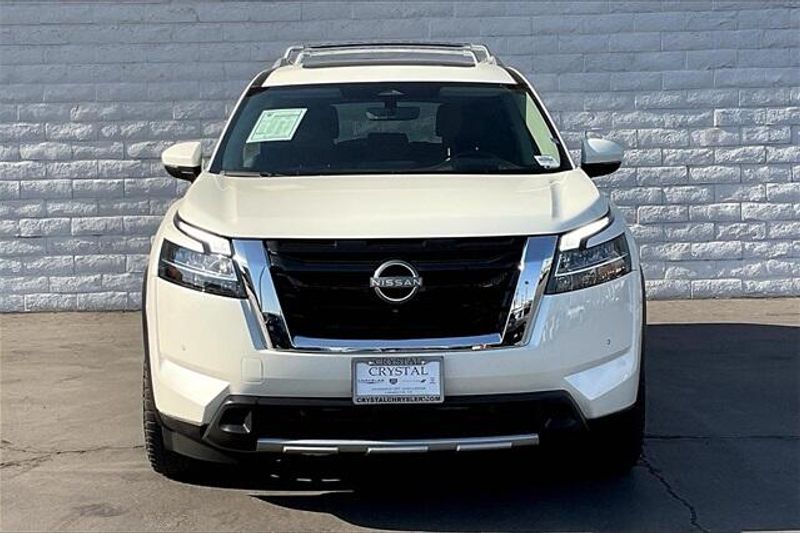 2023 Nissan Pathfinder PlatinumImage 2