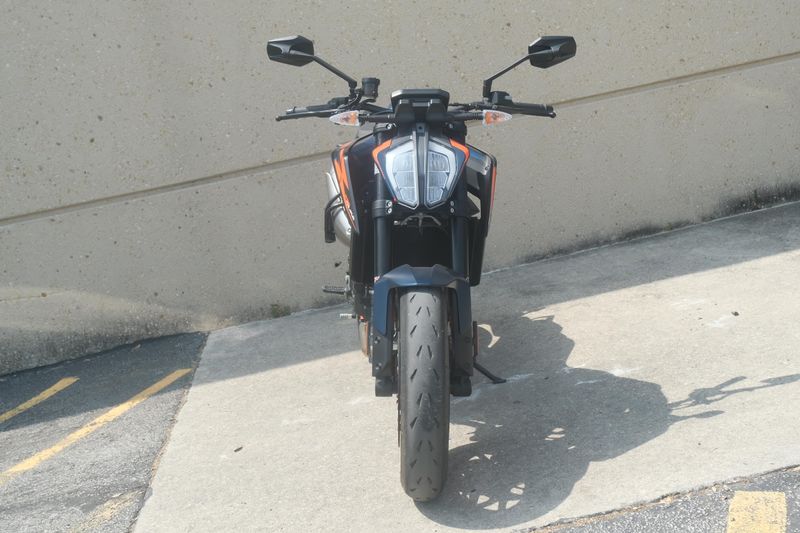 2023 KTM 890 DUKE R ORANGE AND BLUE Image 10