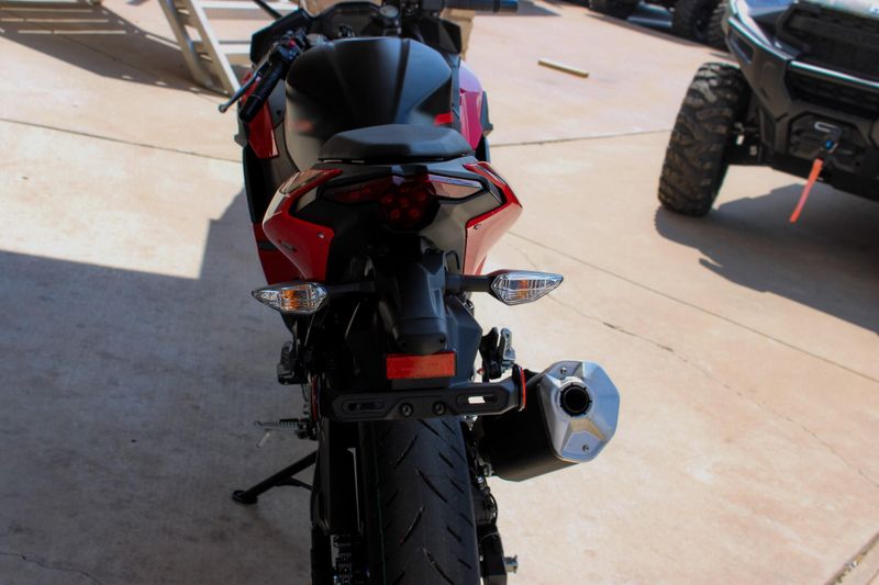 2025 Kawasaki NINJA 500 ABS PASSION RED AND METALLIC FLAT SPARK BLACK AND METALLIC MATTE DARK GRAY Image 9