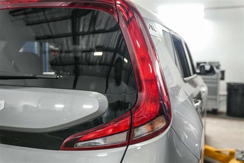 Used 2022 Kia Soul LXImage 9