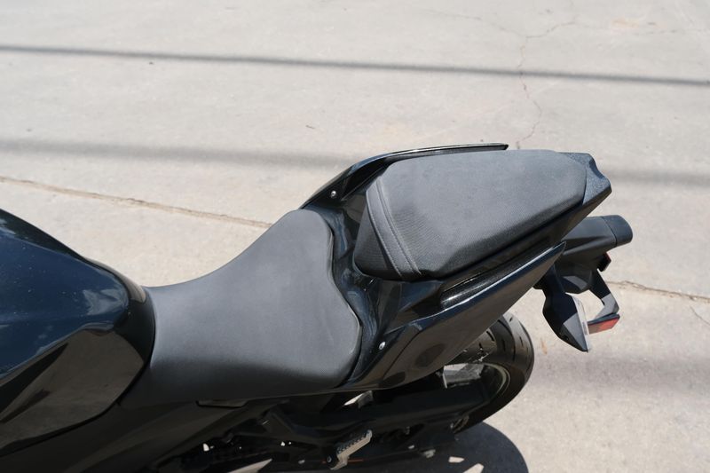 2023 Kawasaki NINJA 400 ABS METALLIC CARBON GRAY AND METALLIC MATTE CARBON GRAY Image 16