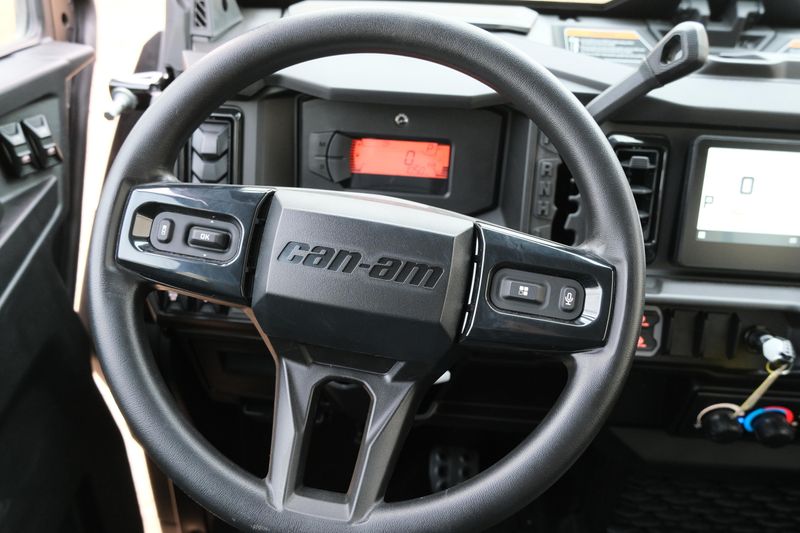 NEW 2026 CAN-AM DEFENDER MAX XT CAB HD11 WITH 1025 INCH TOUCHSCREEN Image 22