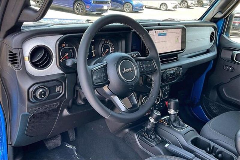 2025 Jeep Gladiator Willys photo 6