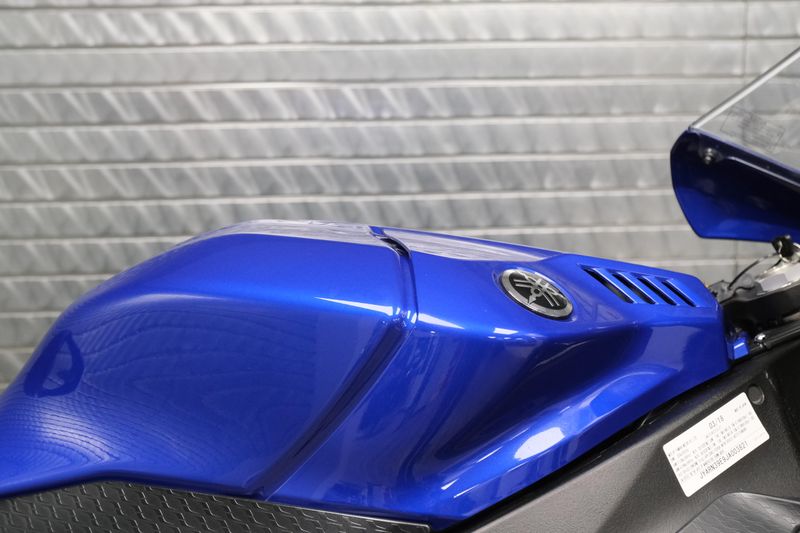 USED 2018 YAMAHA YZF-R1 Image 12