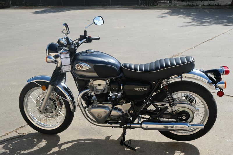2024 Kawasaki W800 ABS METALLIC SLATE BLUE AND METALLIC DIABLO BLACK Image 7
