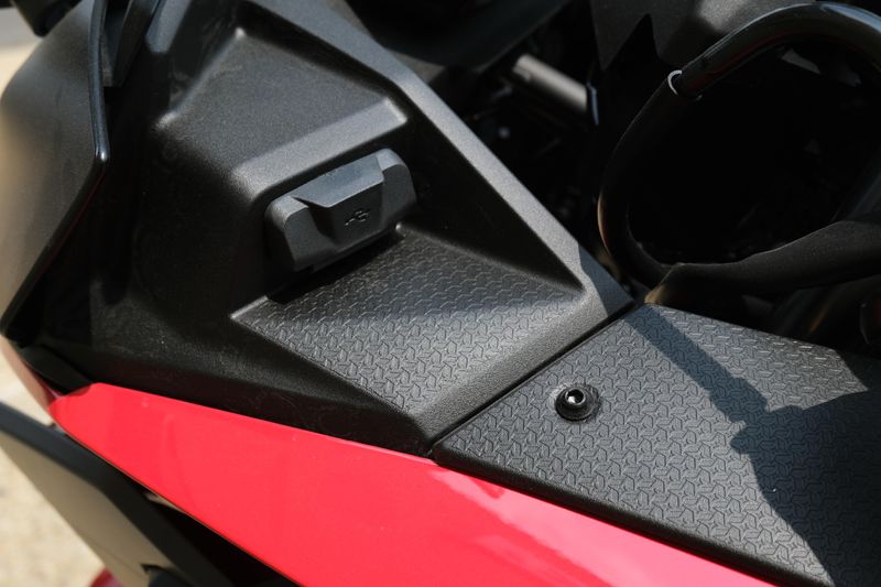 2025 Kawasaki NINJA 500 SE ABS PASSION RED AND METALLIC FLAT SPARK BLACK AND METALLIC MATTE DARK GRAY Image 13