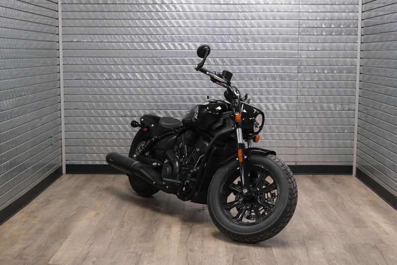 USED 2025 INDIAN MOTORCYCLE SCOUT BOBBER LIMITED WITH TECHNOLOGY PACKAGE BLACK METALLIC Image 1