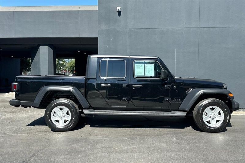 2020 Jeep Gladiator Sport S photo 3