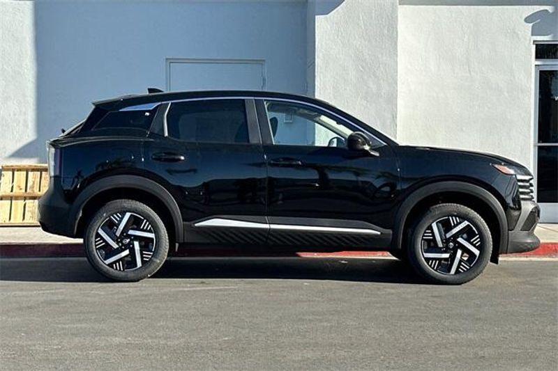 2025 Nissan Kicks SVImage 2