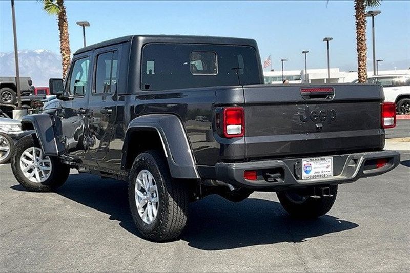 2023 Jeep Gladiator SportImage 2