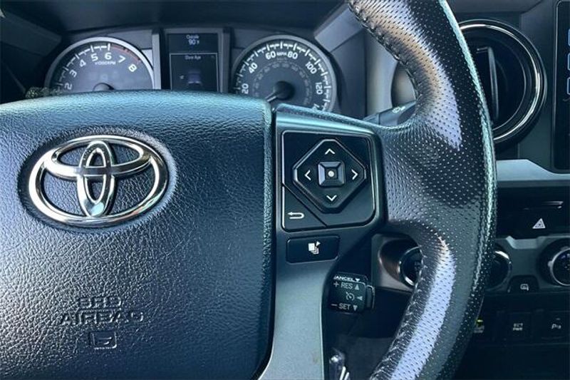 2017 Toyota Tacoma TRD Off-RoadImage 19