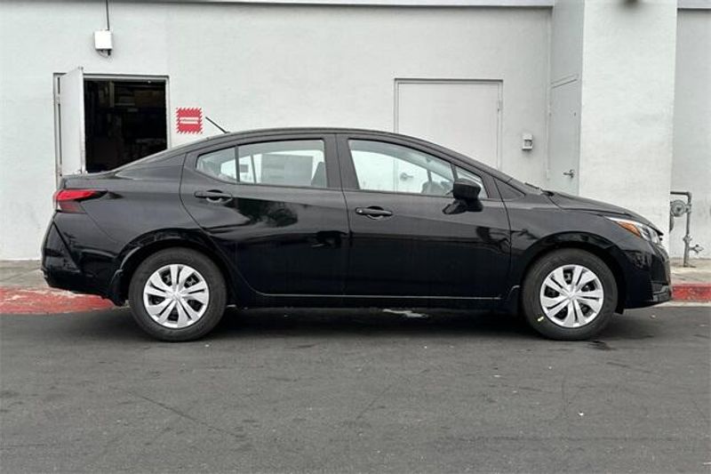 2025 Nissan Versa 1.6 SImage 2