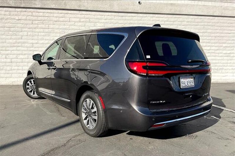 2023 Chrysler Pacifica Hybrid LimitedImage 5
