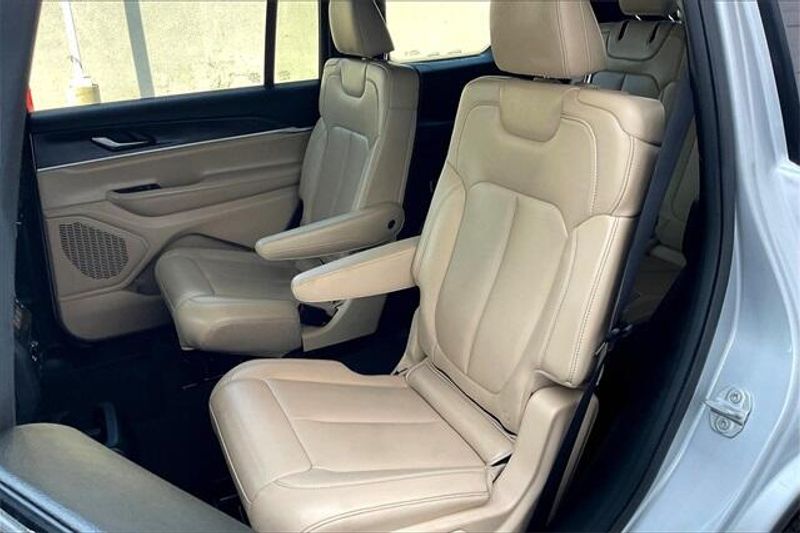 Used 2023 Jeep Grand Cherokee L LimitedImage 25