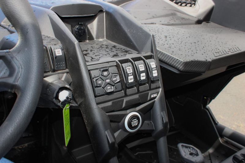 2025 Can-Am MAVERICK X3 MAX X RS TURBO RR WITH SMARTSHOX TRIPLE BLACK Image 23