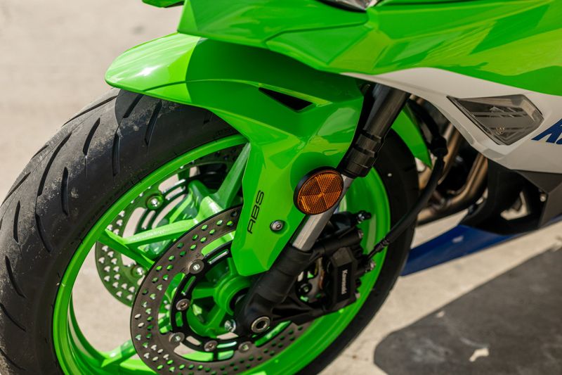 2024 KAWASAKI NINJA ZX4RR 40TH ANNIVERSARY EDITION ABS LIME GREEN AND PEARL CRYSTAL WHITE AND BLUEImage 10