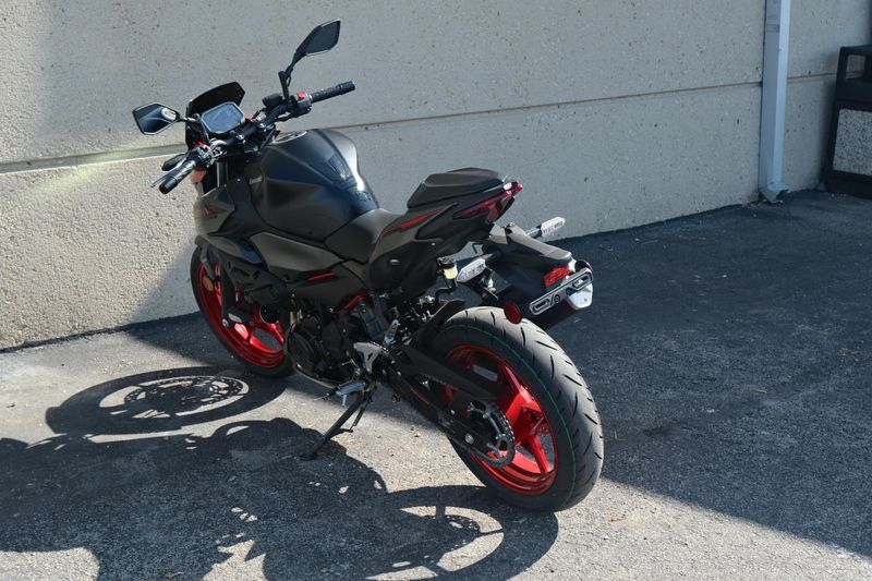 2025 Kawasaki Z500 SE ABS CANDY PERSIMMON RED AND METALLIC FLAT SPARK BLACK AND METALLIC MATTE GRAPHENESTEEL GRAY Image 6