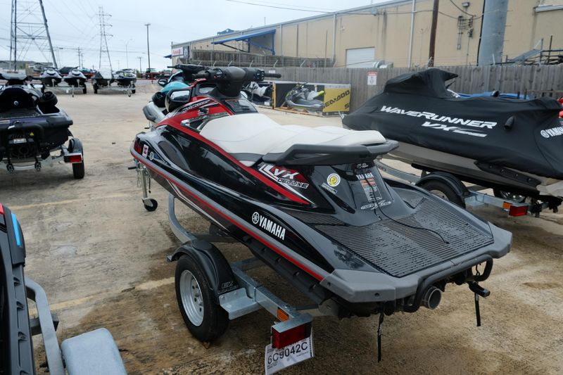 2016 Yamaha VX DELUXE BLACK AND RED Image 2