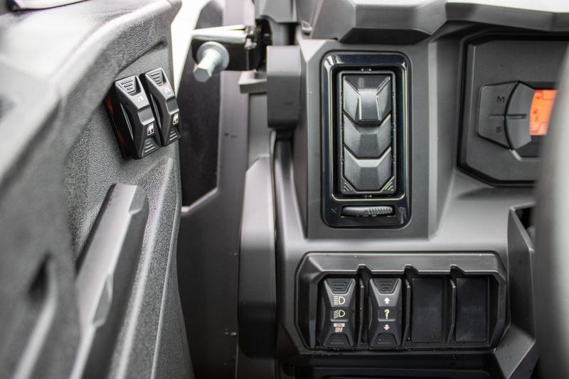 NEW 2026 CAN-AM DEFENDER MAX XT CAB HD11 Image 19