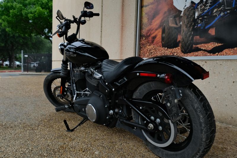 2019 HARLEY SOFTAIL STREET BOB BLACK Image 1