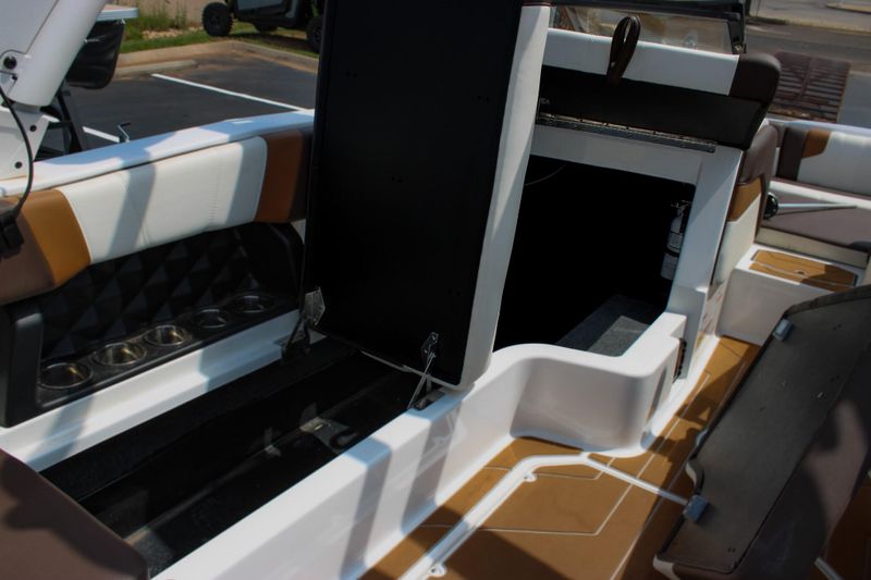 2024 MALIBU 21 LX  in a WHITE exterior color. Family PowerSports (877) 886-1997 familypowersports.com 