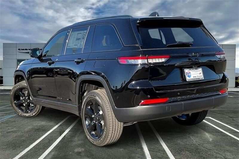 New 2025 Jeep Grand Cherokee Altitude 4x2Image 2