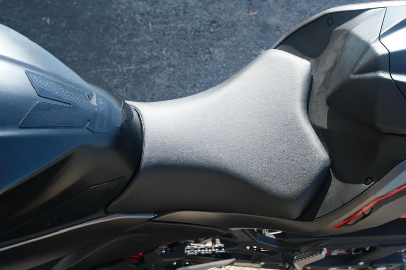 2025 Kawasaki Z500 SE ABS CANDY PERSIMMON RED AND METALLIC FLAT SPARK BLACK AND METALLIC MATTE GRAPHENESTEEL GRAY Image 9